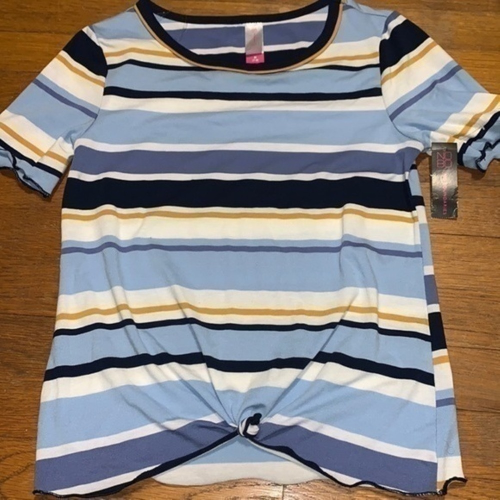 No Boundaries short sleeve tee . Size medium. NWT